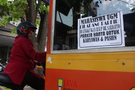 YOGYAKARTA, 26/9 -- MAHASISWA UGM DILARANG PARKIR. Tulisan itu tertera di lokasi parkir RS dr. Sardjito. Sebelumnya, pasien harus berebut parkir dengan mahasiswa baru UGM yang dilarang membawa kendaraan bermotor ke kampus.