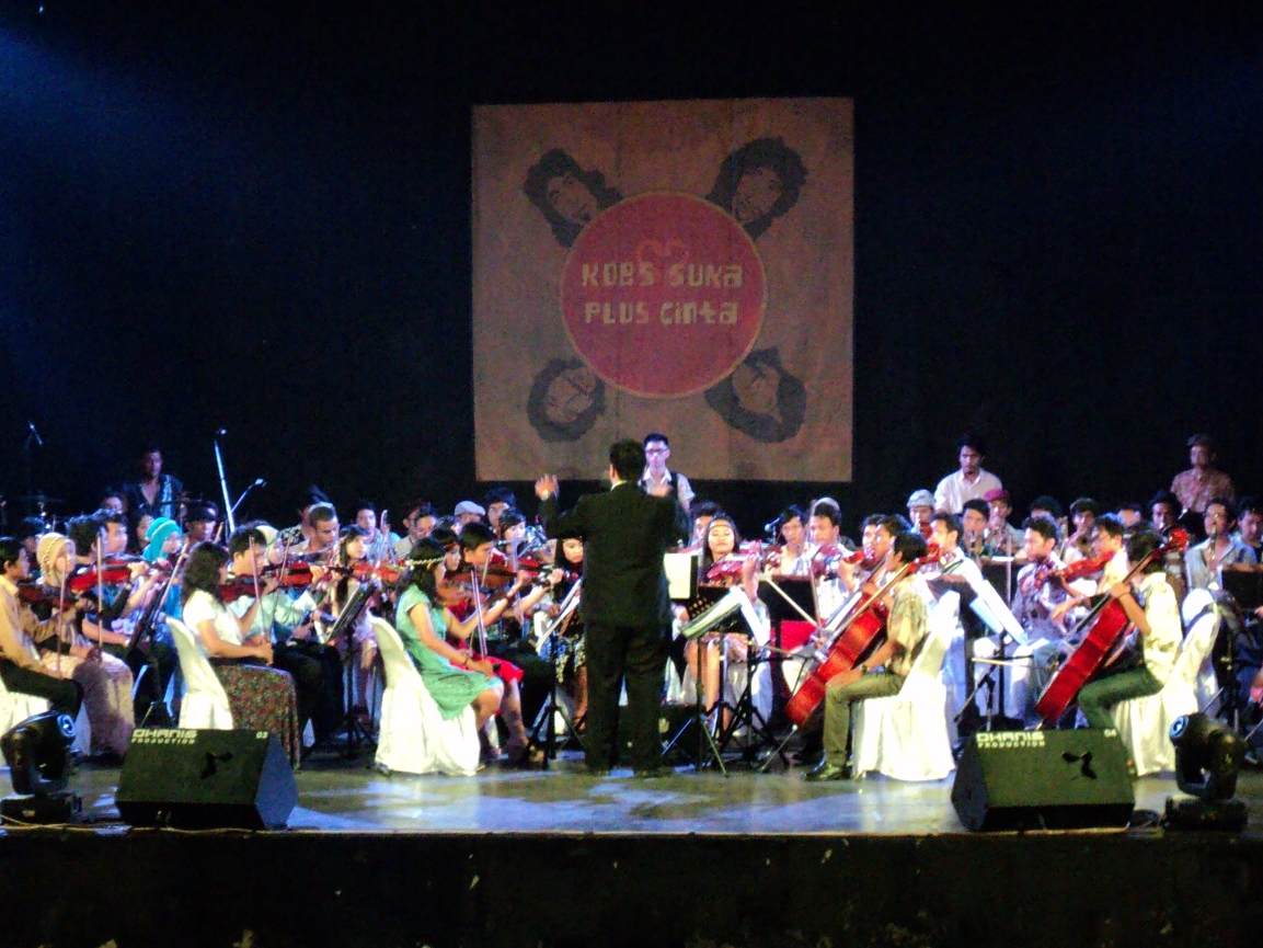 Acara yang diadakan di Fakultas Bahasa dan Seni UNY ini menampilkan orkestra instrumen musik dengan alunan lagu-lagu kenangan. ©Yesika Sinaga