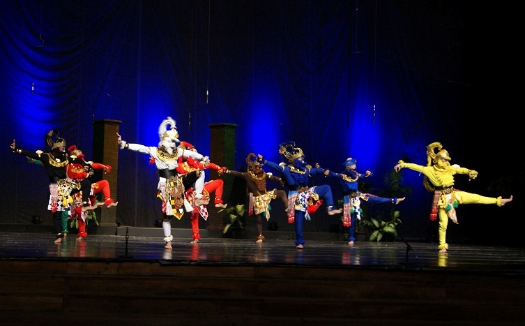 Adegan tarian yang dilakukan anoman bersama kelompok kera dalam pentas Wayang Orang "Anoman Obong",Kamis (6/12), di Taman Budaya Yogyakarta. ©Nurrokhman