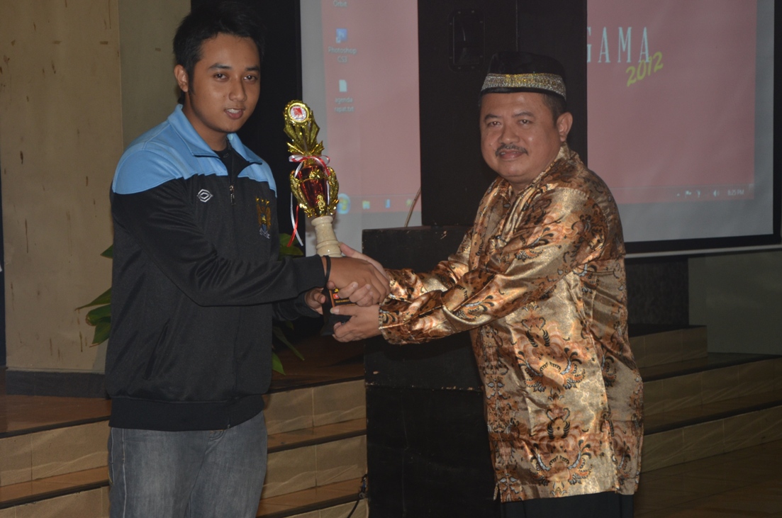 Pemberian piala kepada Fakultas Teknik sebagai juara pertama softball yang diberikan oleh Bapak Senawi selaku Direktur Kemahasiswaan Universitas Gadjah Mada (7/12). ©Yesika Sinaga