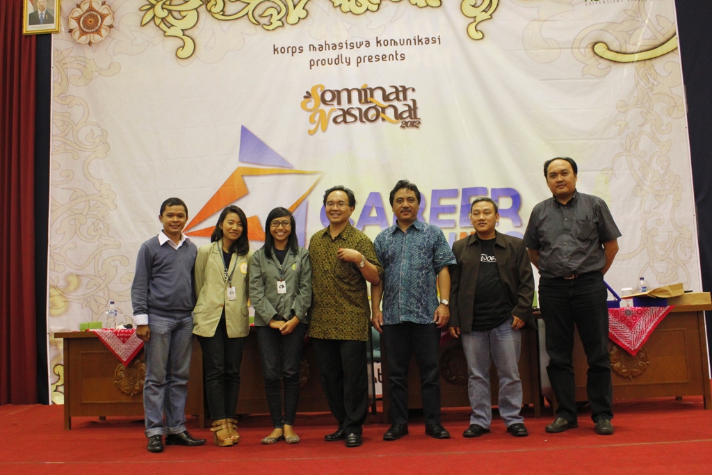 Para pembicara bersama ketua panita, ketua Komako, dan moderator di Seminar Nasional “Career Planinng Journalism and Public Relation”, Rabu (5/12). ©Nawang Wulan