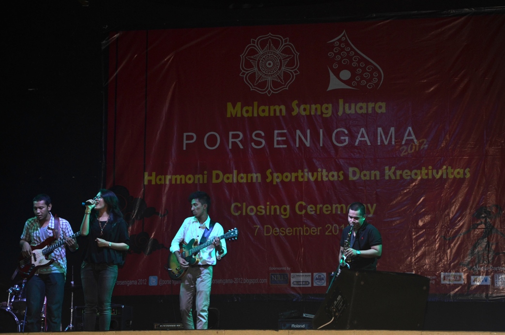 Penampilan Boarding Room yang membawakan lima lagu di acara Closing Porsenigama 2012 (7/12). ©Yesika Sinaga