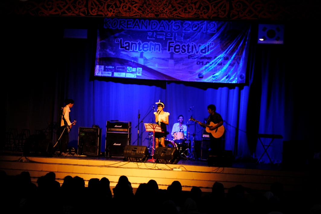 Sekilas penampilan dari band Ice Cream di acara Korean days 2012 yang bertajuk Lantern Festival. ©Lilang Laras Jiwo