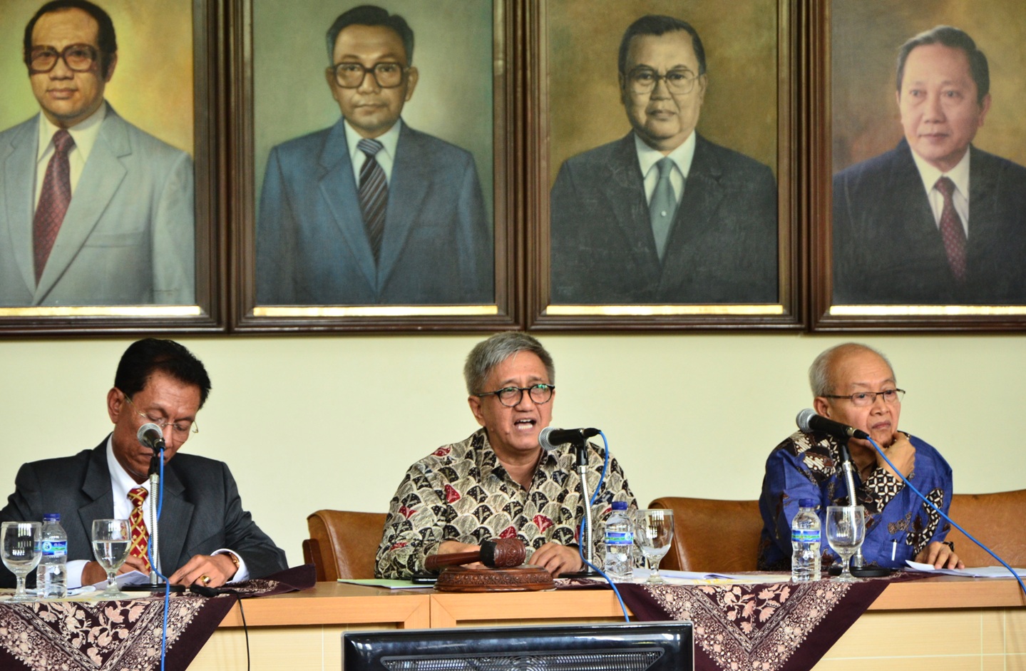 Prof. Dr. M. Noor Rochman Hadjam, SU (tengah) sebagai moderator dalam diskusi mengenai “Perkembangan Kondisi Bangsa dan Martabat Manusia Indonesia dalam Perspektif Kedaulatan Teknologi” oleh Prof. Dr. Rinaldy Dalimi, M.Sc. Ph.D (kiri) dan “Etika dalam Kehidupan Berbangsa dan Bernegara” oleh Prof. Dr. Soenarto Sastrowijoto, DSTHT (kanan).