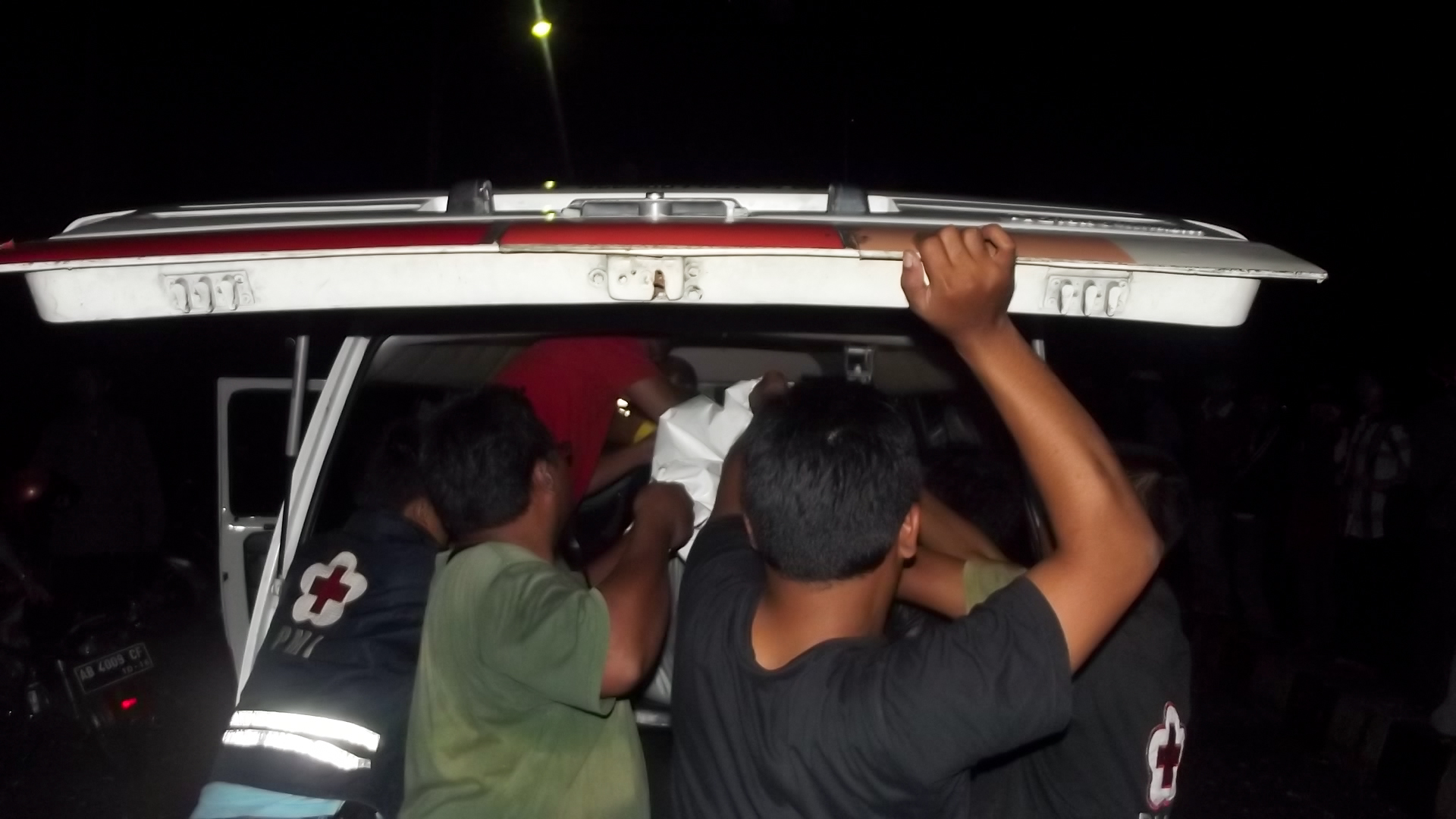 korban saat dievakuasi ke dalam ambulan PMI. jojo.bal