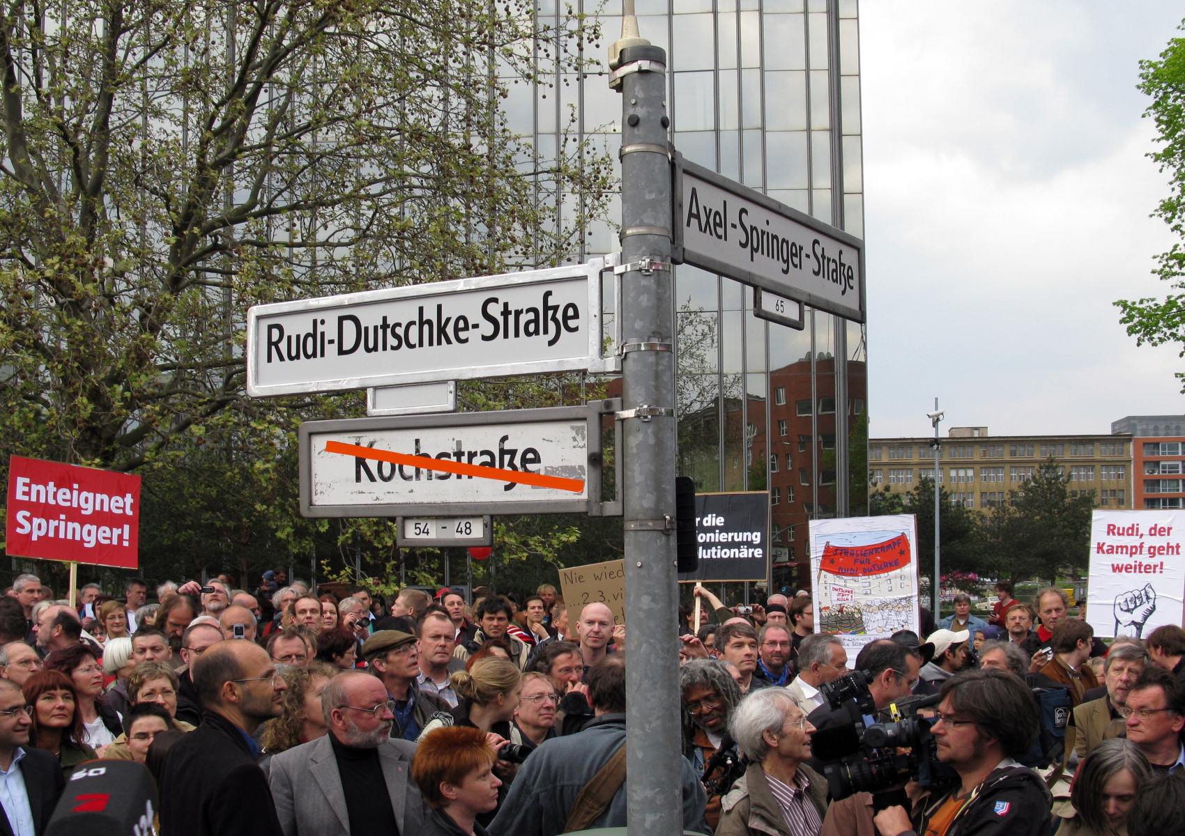 Suasana saat seremonial pengukuhan nama Rudi-Dutschke-Strasse pada 30 April 2008 (Wikipedia)