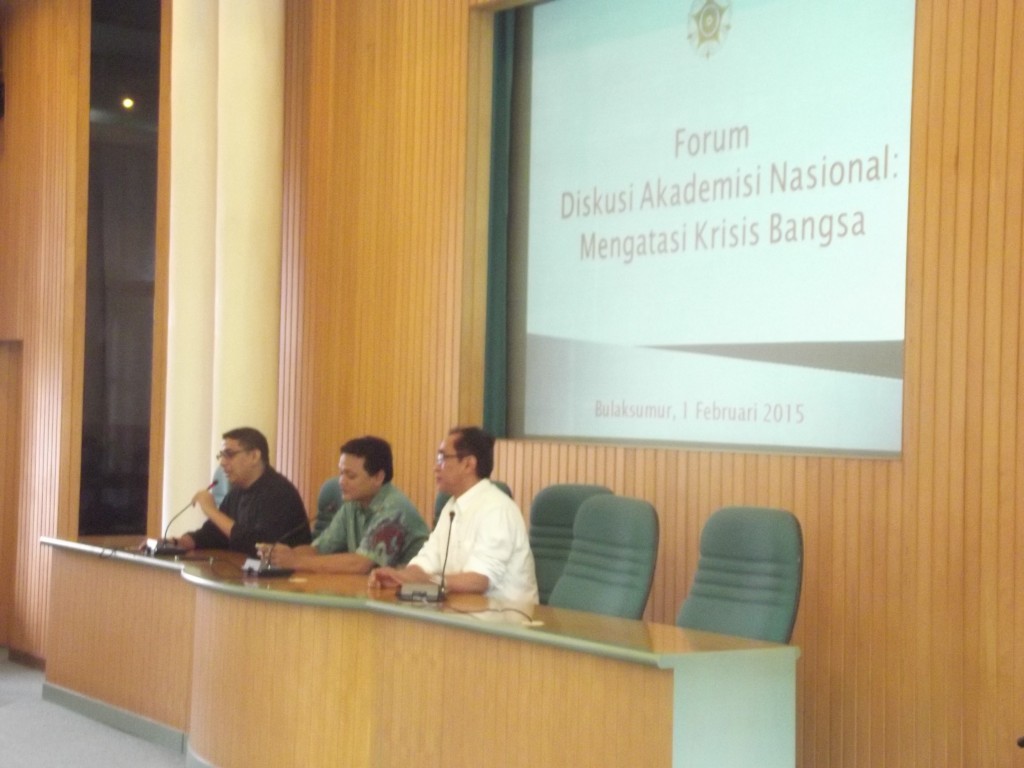 Para akademisi dan pimpinan beberapa organisasi membahas serta menyikapi krisis yang menimpa bangsa baru-baru ini dalam Forum Diskusi Akademi Nasional, Gedung Pusat UGM (1/2)©Hamzah.bal