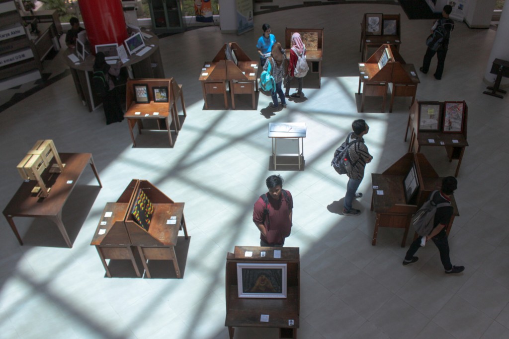 Pengunjung menyaksikan sejumlah karya lukis dan instalasi di Perpustakaan Pusat UGM Yogyakarta, Rabu (25/2). Deretan karya tersebut merupakan bagian dari pameran yang diselenggarakan Unit Seni Rupa (User) UGM bertemakan "Masih Ada Yang Ingat". Pameran tersebut merupakan bagian dari  peringatan Hari Pers Nasional sekaligus Dies Natalis Perpustakaan UGM. ©Nurrokhman.bal 