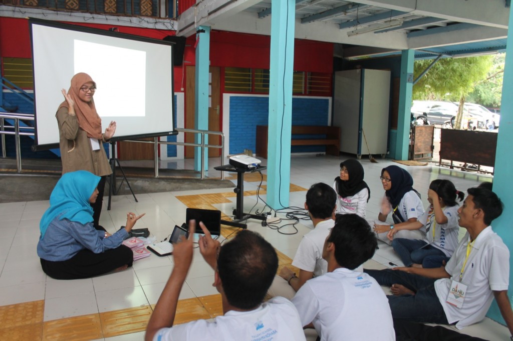 Kelompok PKM Pengabdian Masyarakat “Write Your Heart” mengunjungi Sekolah Khusus Tuna Rungu Karnna Manohara pada Jum’at siang (24/4). Kegiatan mingguan ini dilakukan dengan mengajari para siswa menulis, menari, melukis, dan seni pertunjukan. Pencapaian akhir kegiatan ini yaitu dengan menggelar pentas seni yang akan diadakan pada bulan Juni mendatang. ©Anastry