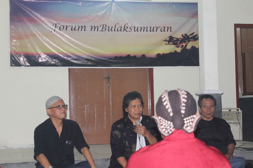 Sastrawan Emha Ainun Najib sedang memberi sambutan dalam Forum mBulaksumuran. Di sebelah kirinya hadir pula Aprinus Salam, sedangkan di sebelah kanannya tampak Budi Sarjono. Forum ini berlangsung di Pusat Studi Kebudayaan UGM, Kamis (30/4). ©Ibnu