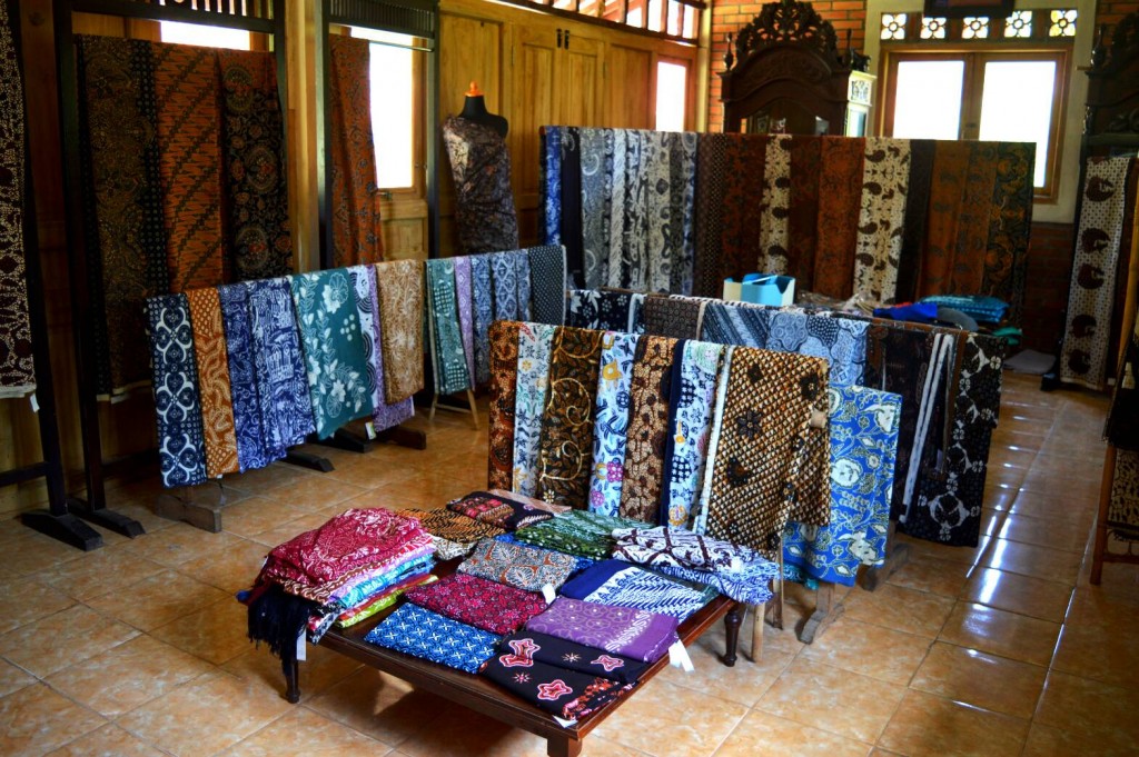 Paguyuban kerajinan batik di desa Giriloyo membuat mini shop untuk menampung karya warga dengan kisaran harga mulai dari Rp 300.000,00 hingga jutaan rupiah. Pembeda harga satu sama lain ialah tingkat kerumitan warna, pola, dan lama pengerjaan. Paguyuban ini sering menerima kunjungan dari berbagai instansi yang berminat untuk mempelajari batik.