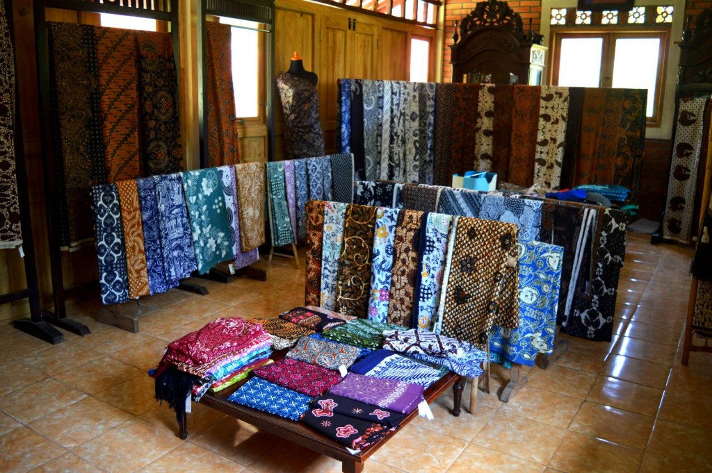 Paguyuban kerajinan batik di desa Giriloyo membuat mini shop untuk menampung karya warga dengan kisaran harga mulai dari Rp 300.000,00 hingga jutaan rupiah. Pembeda harga satu sama lain ialah tingkat kerumitan warna, pola, dan lama pengerjaan. Paguyuban ini sering menerima kunjungan dari berbagai instansi yang berminat untuk mempelajari batik.
