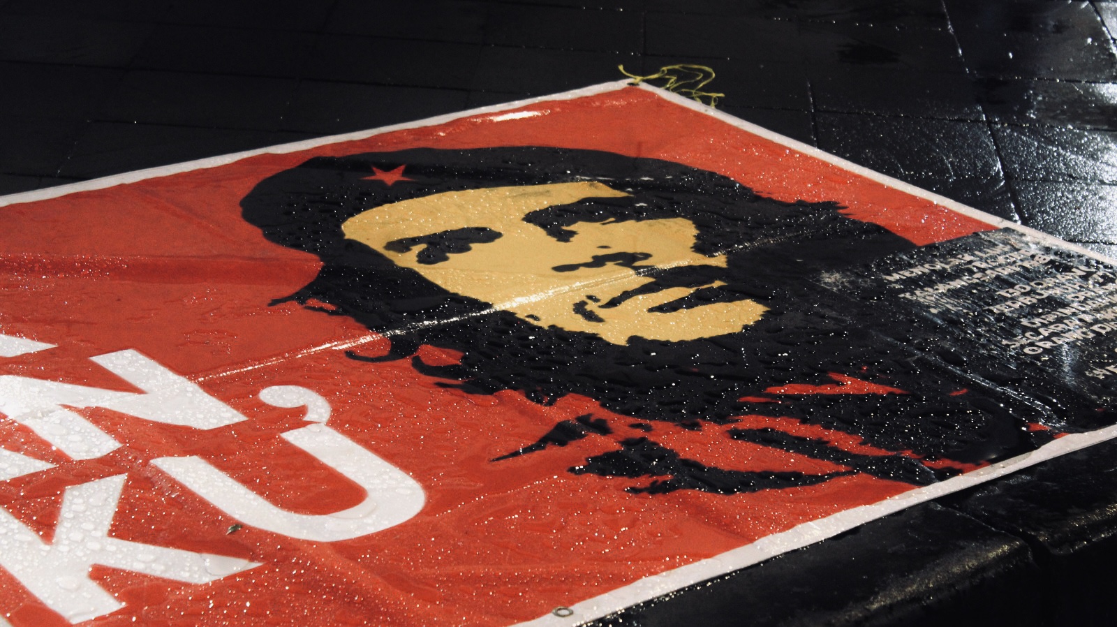 Spanduk dengan gambar Che Guevara. ©Michelle/Bal